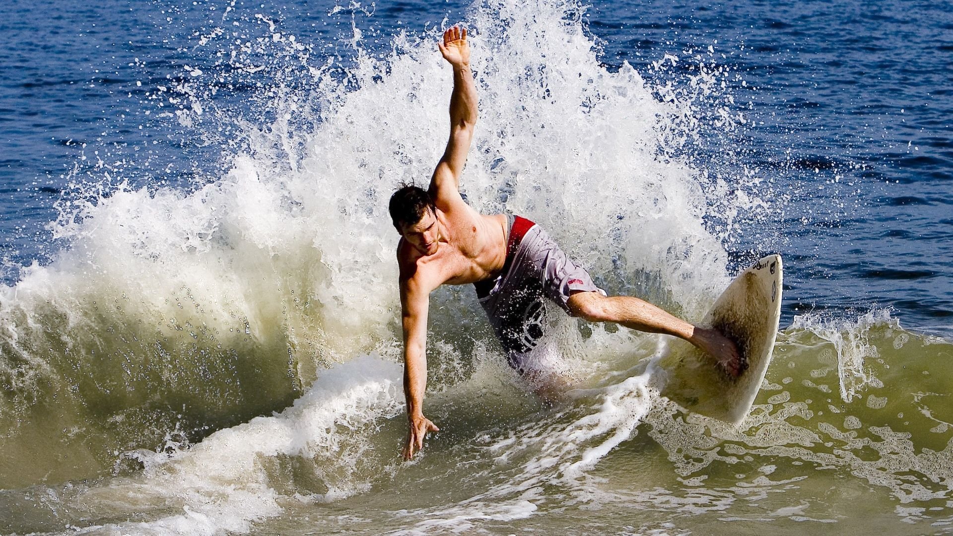 小贾伦爆发成关键变量，勇士淘汰赛惊险过关新疆队